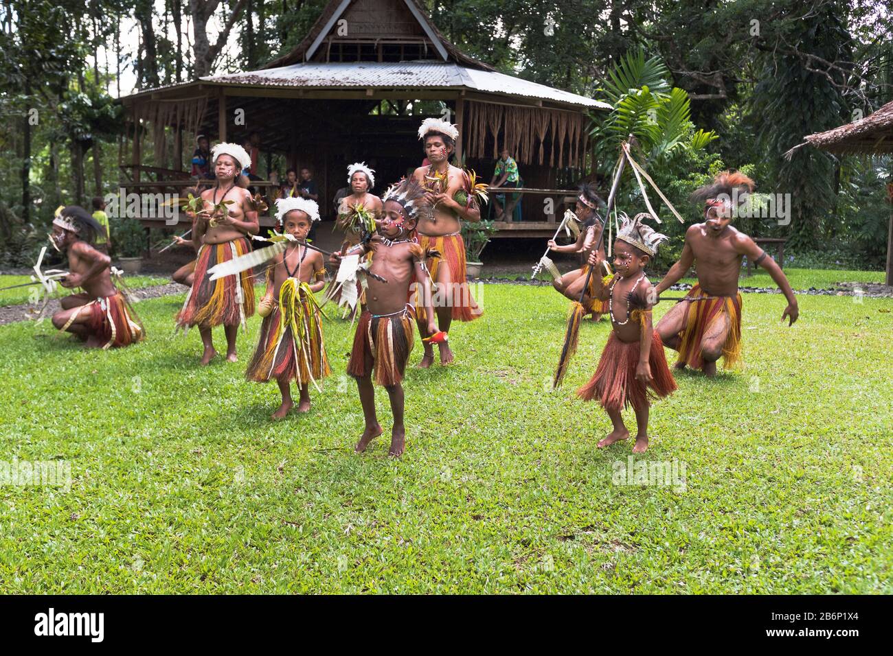 dh PNG Dorf einheimische Tänzer ALOTAU PAPUA NEUGUINEA traditionell Kinder Kultur Familie tanzen Stamm indigenen willkommen Stockfoto