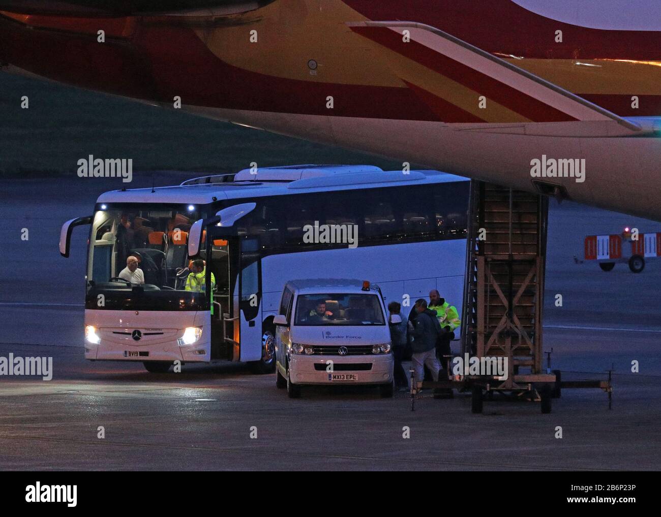 Passagiere der von Coronavirus heimgeprallten Grand Princess kommen nach ihrer Rückführung aus den USA am Flughafen Birmingham an. Stockfoto