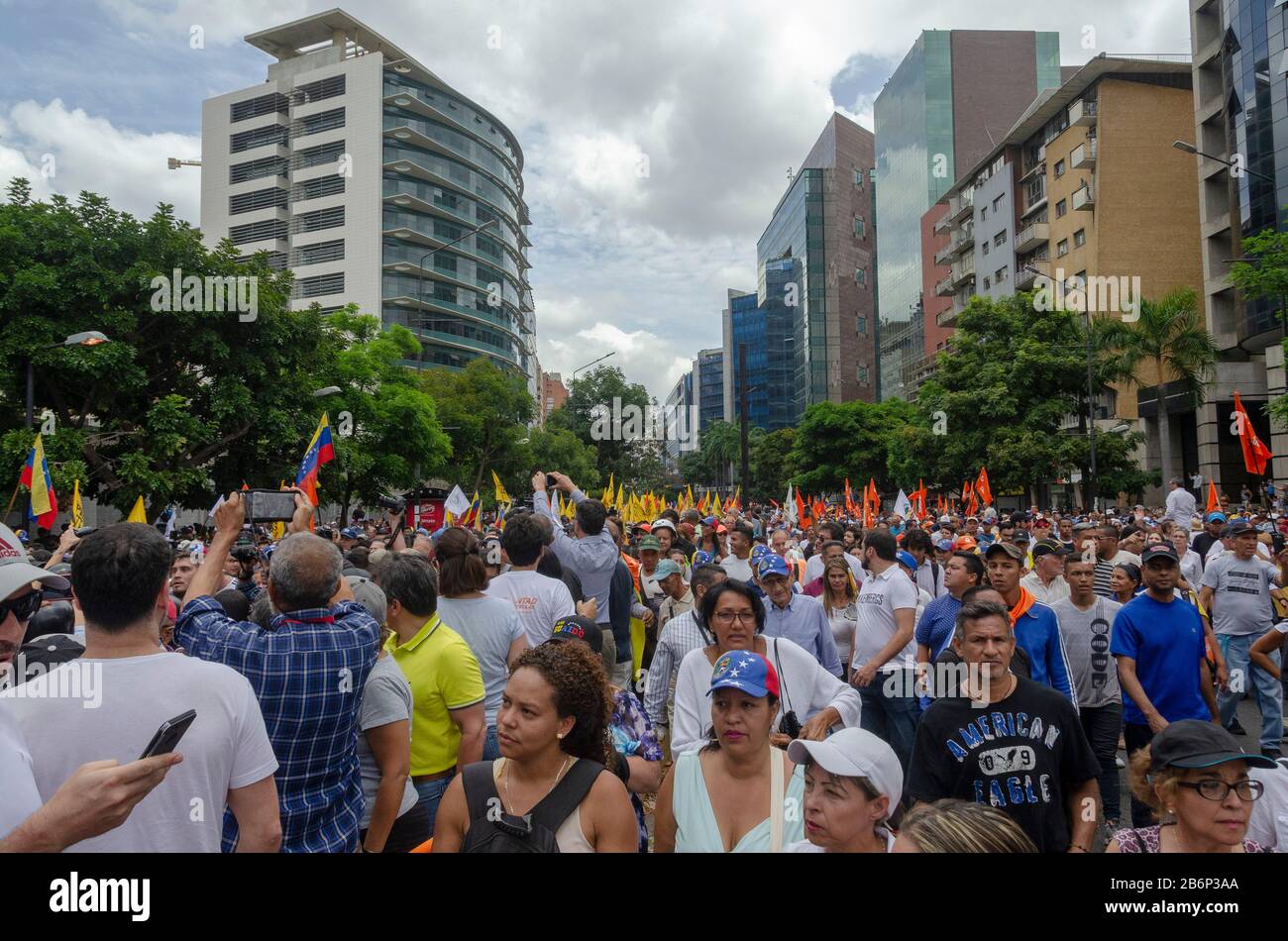 Caracas, Miranda, Venezuela. März 2020. März und Kundgebung in Caracas, vom präsidenten Venezuelas, Juan GuaidÃ³, zu den venezolanischen Bürgern aufgerufen, ihr Recht auf einen Sitz in der Nationalversammlung zu beanspruchen und von dort aus würde die ordentliche Sitzung mit verschiedenen Sektoren der Zivilgesellschaft abgehalten werden, Wer würde ihre Liste der Konflikte vorstellen. Caracas, 10. März 2020 Credit: Jimmy Villalta/ZUMA Wire/Alamy Live News Stockfoto