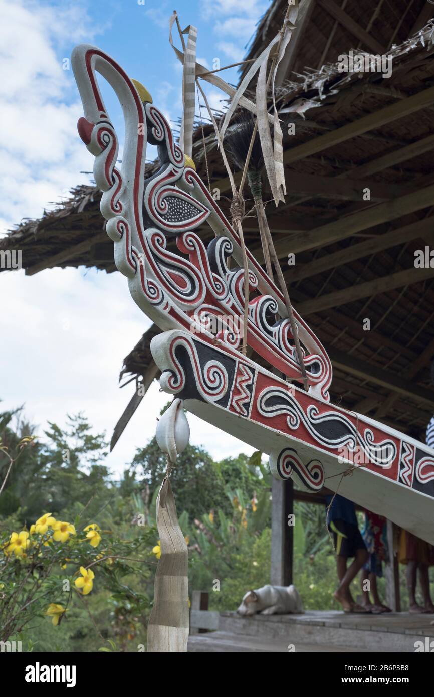 dh PNG war Kanu ALOTAU PAPUA NEUGUINEA Native Schnitzereien Kanus geschmückt prow eines Bootsknitzkopf Galionsfigur Stockfoto