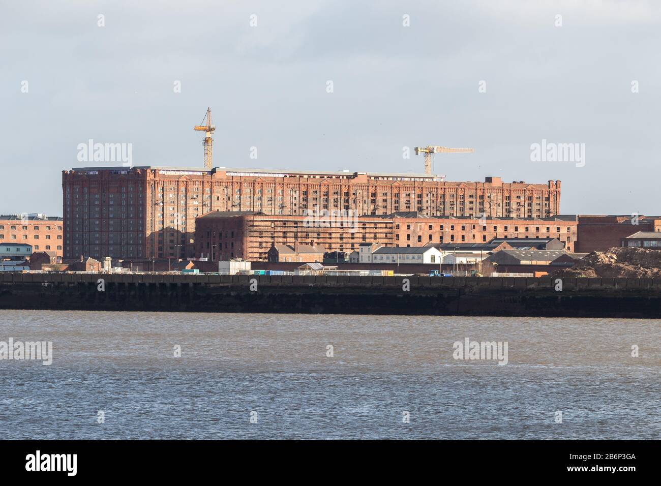 Stanley Dock Tobacco Warehouse, das größte Ziegellager der Welt mit Blick auf den Fluss Mersey, Liverpool Stockfoto