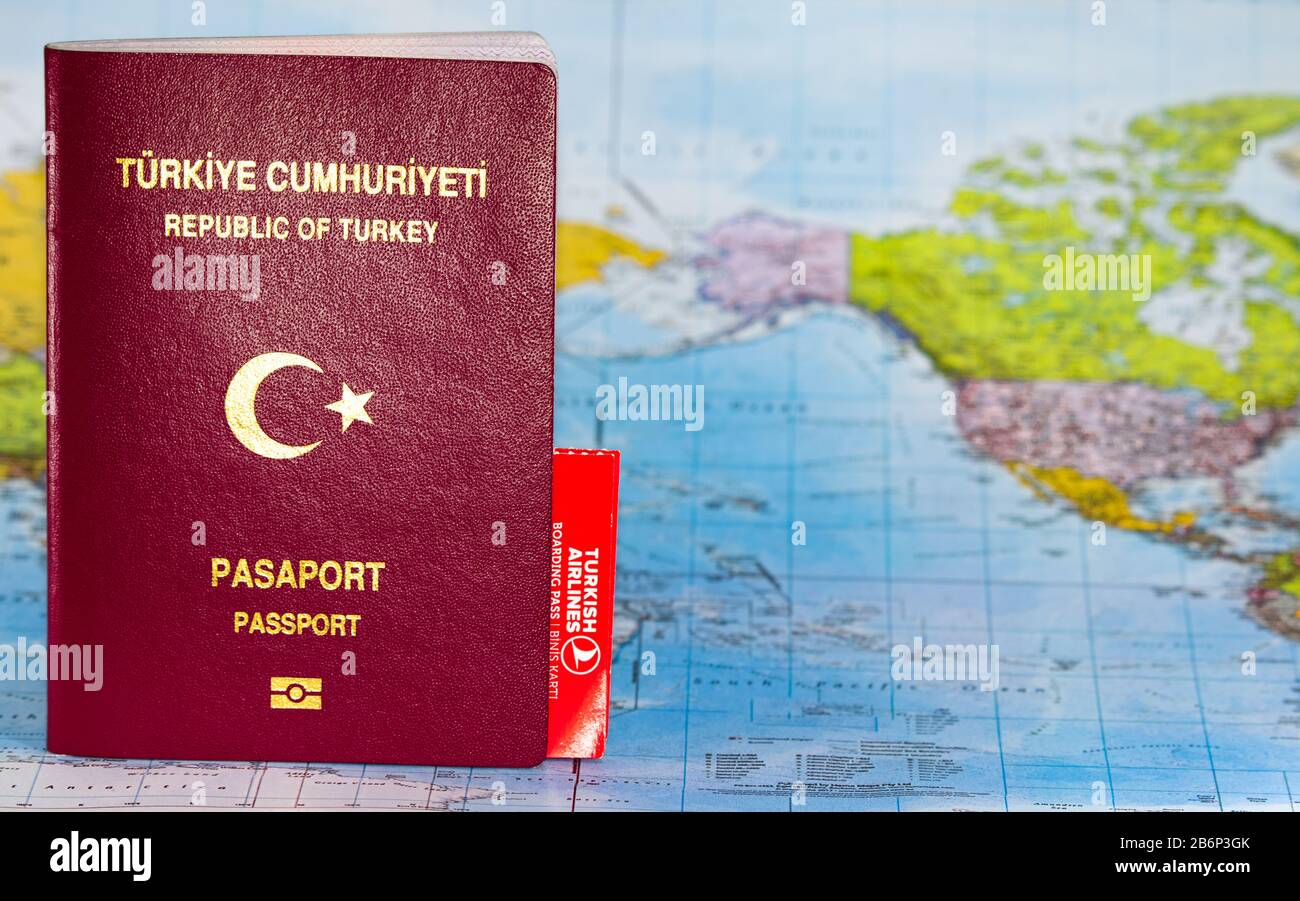 Türkischer Pass und Turkish Airlines Ticket auf der Weltkarte. Stockfoto