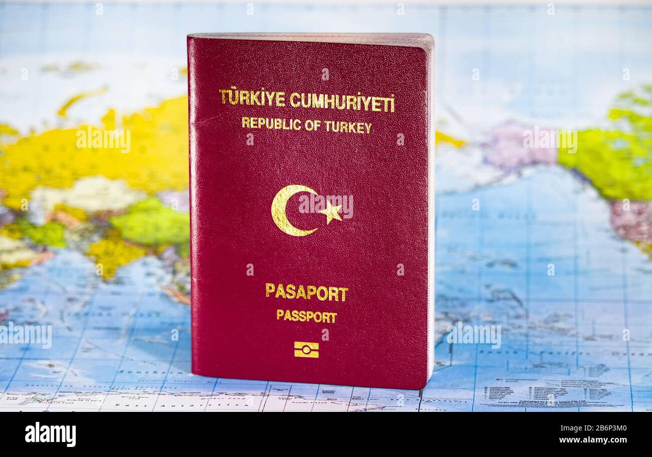 Türkischer Pass auf der Weltkarte. Stockfoto