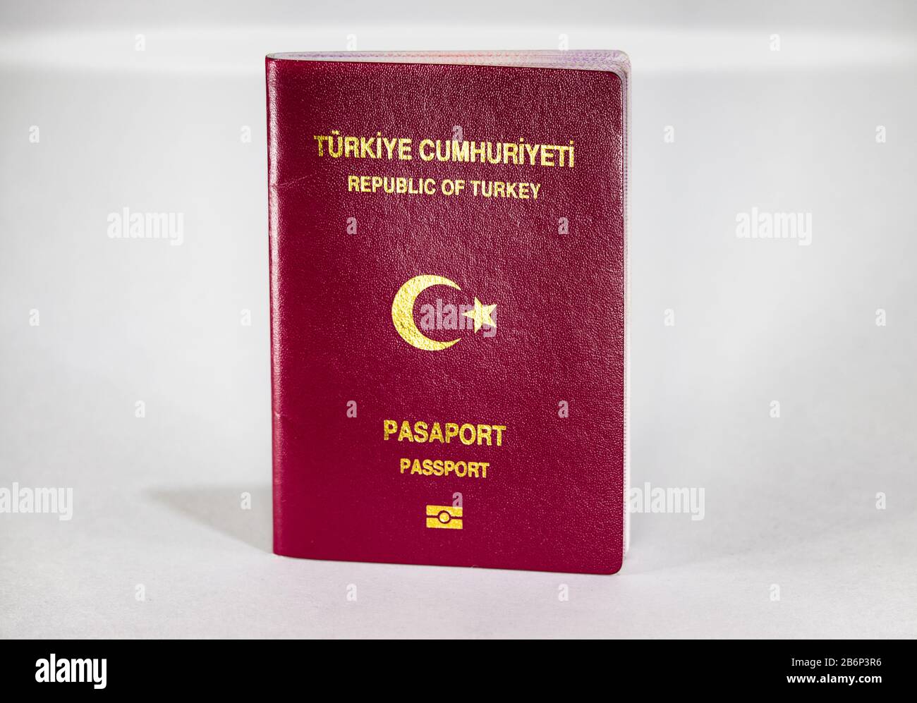 Türkischer Pass auf weißem Hintergrund. Stockfoto
