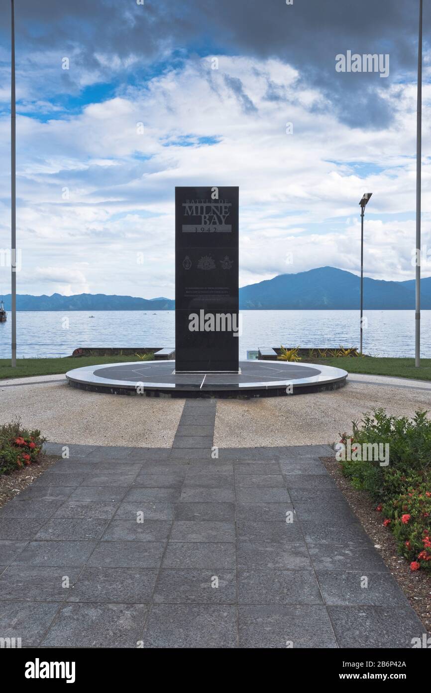 dh Milne Bay Memorial PNG ALOTAU PAPUA NEUGUINEA Denkmal für den Zweiten Weltkrieg, das Gedenkstätten für die Schlacht bei der japanischen Invasion darstellt Stockfoto