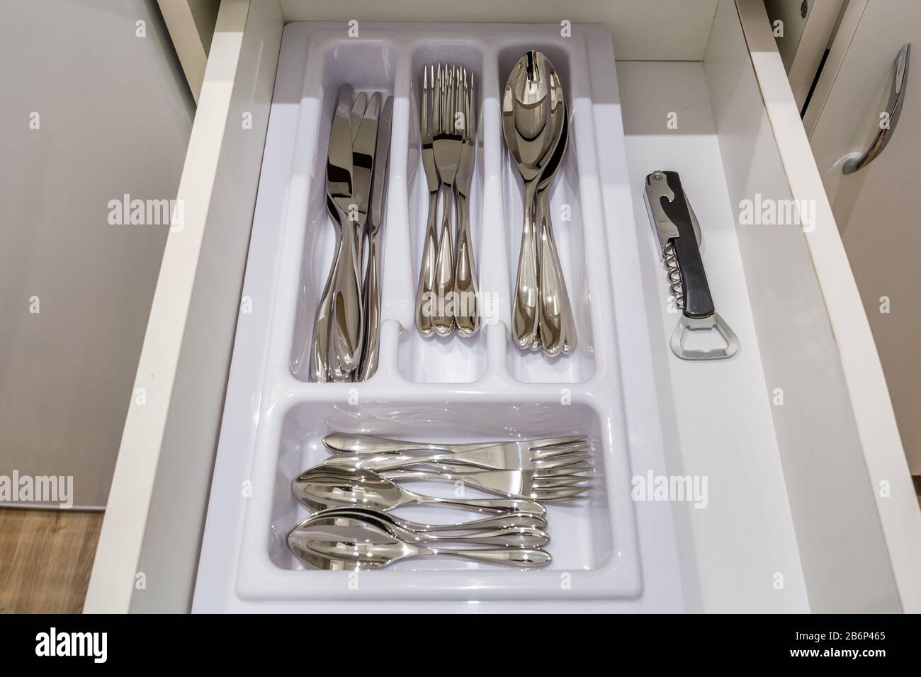 Besteck Löffel, Gabeln, Messer und Löffel auf dem Regal im Küchenschrank Stockfoto