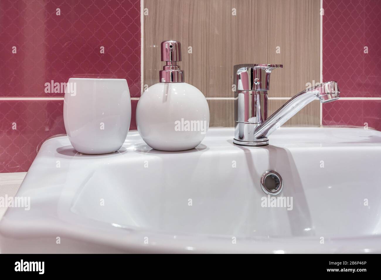 Seife und Shampoo-Dispenser in der Nähe Von Keramischen Wasserhahn-Spüle  mit Hahn im teuren Loft-Bad oder in der Küche Stockfotografie - Alamy