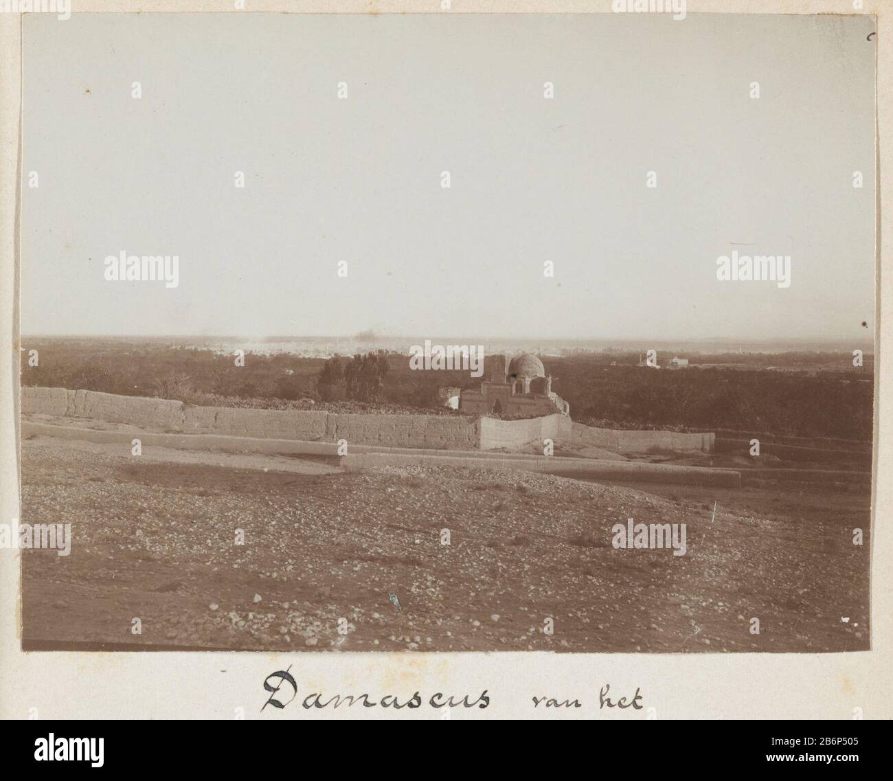Blick auf Damaskus von der Kasjungebergte, SyriëDamascus die [Kasjungebergte] Immobilien Typ: Fotos Artikelnummer: RP-F 1999-139-1-110 Hersteller: Fotograf: L. Heldringstraat Ort Herstellung: Syrië dating: 1898 Physikalische Merkmale: Tageslicht Gelatine Silberdruck Material: Fotopapier Technik: Tageslicht Gelatine Silberdruck Abmessungen: H 80 mm × W 108 mm Stockfoto