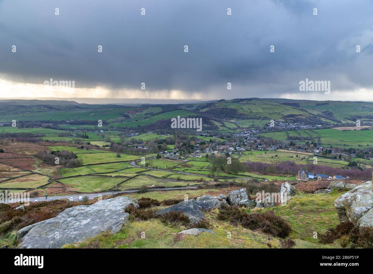 Regensturm nähert sich Curbar GAP, Peak District Derbyshire UK Stockfoto