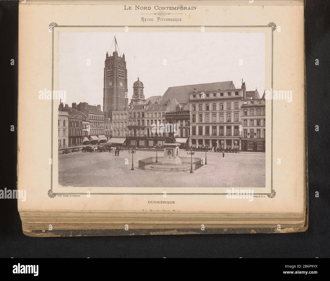 Gezicht op Place Jean Bart in Duinkerke Dunkerque, La Place Jean Bart (titel op object) Ansicht des Place Jean Bart in DuinkerkeDunkerque [La Place Jean Bart] (title object) Objekttyp: Fotomechanische Druckseite Artikelnummer: RP-F 2001-7-1219B-17 Aufschriften/Marken: Beschriftung, Rekto gedruckt: Hersteller von 'Le Contemporain Nord / Revue Pittoresque' : Fotograf: NC (denkmalgeschütztes Gebäude) Klischeehersteller: Luzzato (denkmalgeschütztes Objekt) Herstellung: Dunkirk dating: CA. 1877 - oder vor dem 30. November 1882 Material: Papiertechnik: Lichtdruckmessungen: Aufgedruckt: H 191 mm × W 255 mmToelichtingPrent Stockfoto