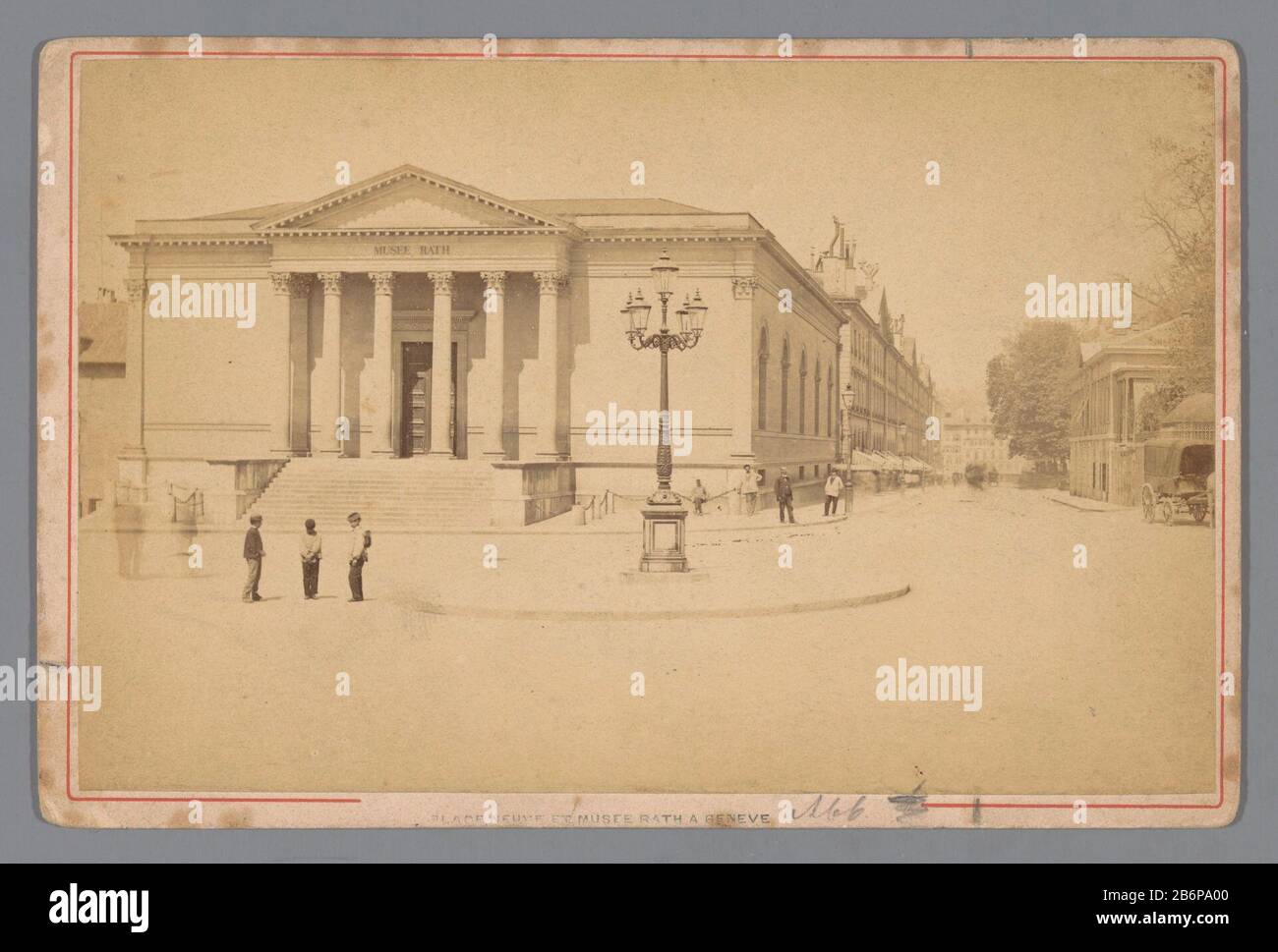 Blick auf Den Place Neuve und das Musée Rath in Geneva Place Neuve et Musee Rath in Genf (Titelobjekt) Objektart: Foto Cabinet Foto Artikelnummer: RP-F F20345 Aufschriften / Marken: Nummer, recto, handschriftlich: "M6" Nummer, verso, gestempelt "42715'naam, verso, Etikett: "F. Munster Rochevalier Papeterie 86 Rue du Rhone, Genève'opschrift, verso, handschriftlich: 'L II [...] jede Woche oder [...] ein [...] Museum in genf Hersteller: Fotograf: Garcin ( auf dem Objekt aufgeführt) Herstellung: Genf Datum: CA. 1880 - ca. 1920 Physikalische Merkmale: Albumindruckmaterial: Papierkartontechnik: Albumin pr Stockfoto