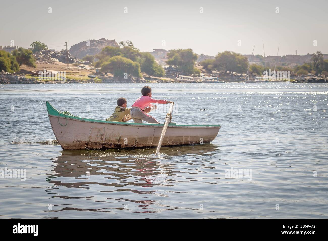 2 Kinder, die ein Boot im Nil in Assuan rudern Stockfoto