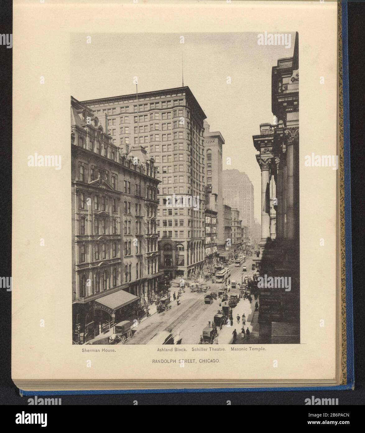 Gezicht op Randolph Street in Chicago Randolph Street, Chicago (titel op object) View Randolph Street Chic Agora Dolph Street, Chicago (title object) Property Type: Photomechanische Seite drucken Artikelnummer: RP-F 2001-7-996-23 Inschriftstücke/Marken: Inschriftstück, Recto, gedruckt, 'Sherman House. Ashland Block. Schiller-Theater. Masonic Temple.' Hersteller: Schöpfer: Anonymer Ort Herstellung: Chicago Datum: 1893 Material: Papiertechnik: Lichtdruckmessungen: Gedruckt: H 191 mm × W 140 mm Betreff: Straße wo: Chicago Stockfoto