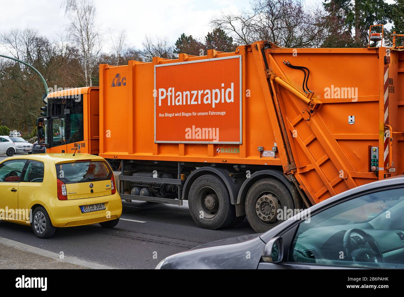 Berlin, Deutschland - 11. März 2020: Straßenszene mit einem Lastwagen der Berliner Stadtreinigung. Auf der Seite des Staplers sieht man ein Schild, das humorvoll aufmunterte Stockfoto