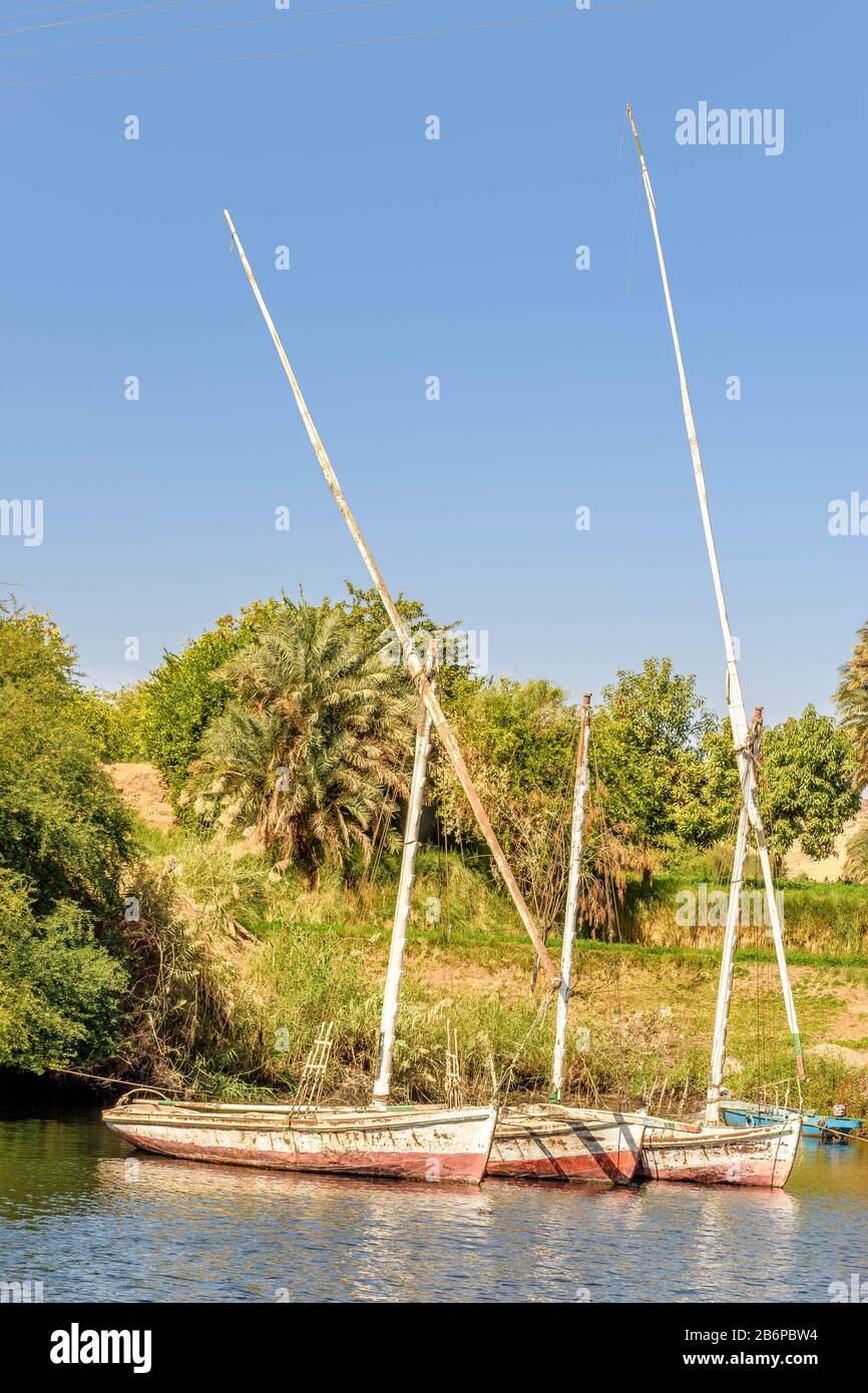 3 Segelboote, die im Nil, Assuan, angedockt sind Stockfoto