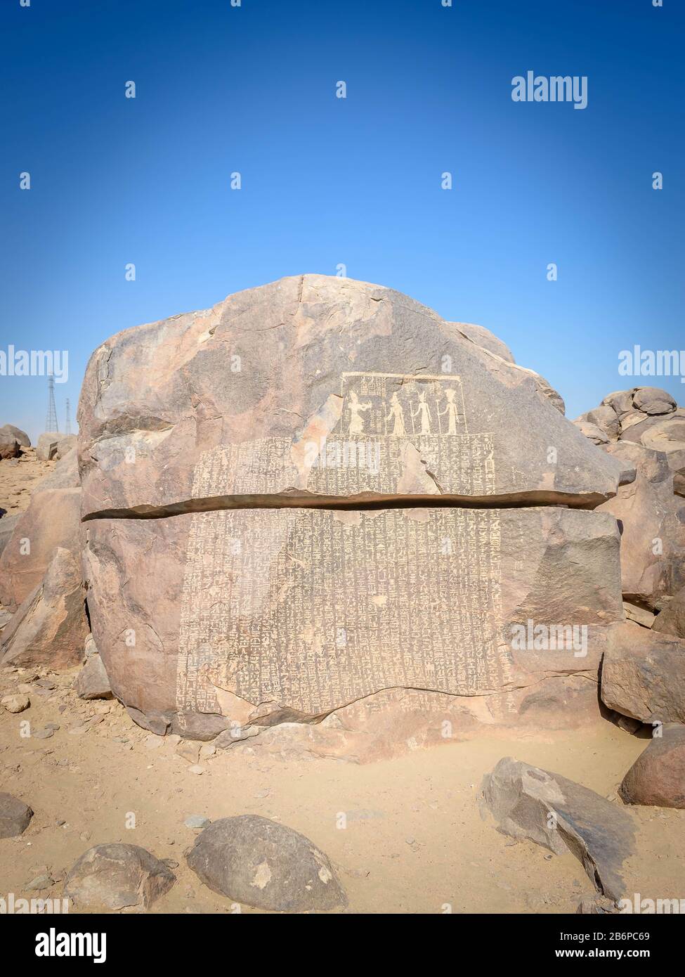 Die Hungerwelse Stela ist eine in ägyptischen Hieroglyphen geschriebene Aufschrift, die sich auf der Insel Sehel im Nil bei Assuan, Ägypten befindet. Stockfoto
