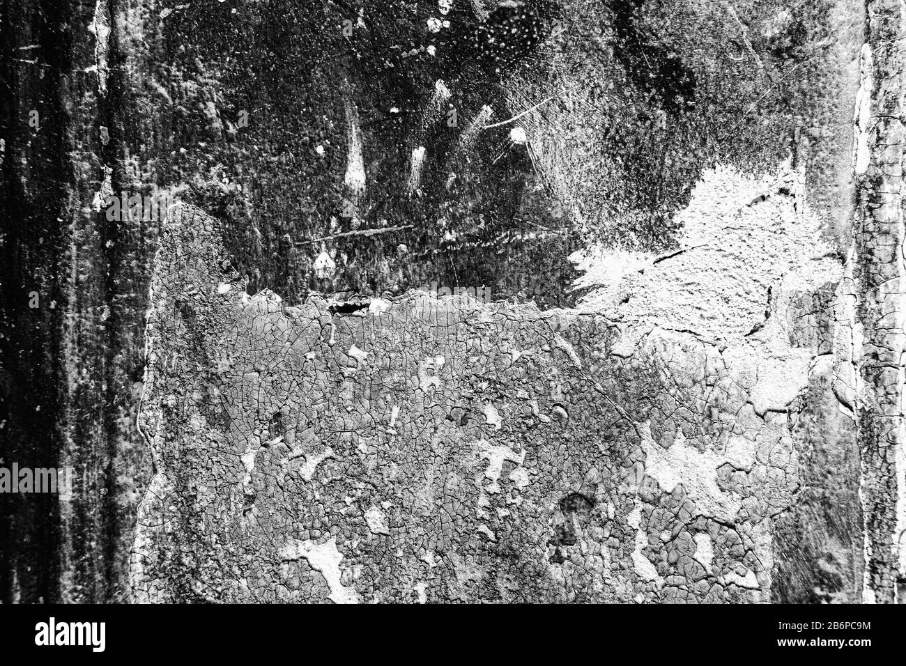 Graue Zementwand mit tiefen Gleisen aus Alter und Vorfreude. Leer für den Designer. Betonwand. Raue natürliche Textur. Stockfoto