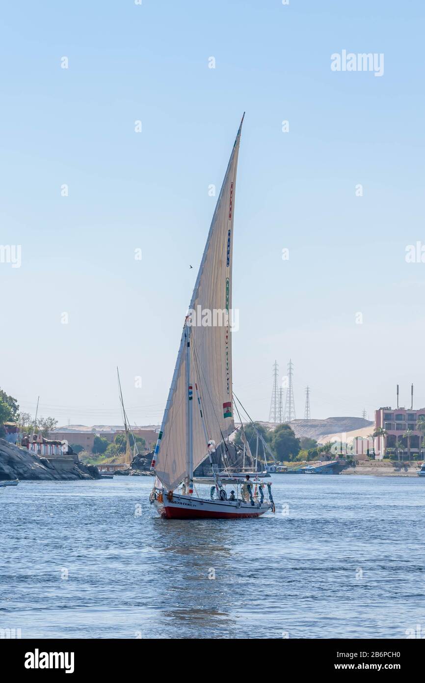 Segelboote über den Nil in Assuan, Ägypten Stockfoto