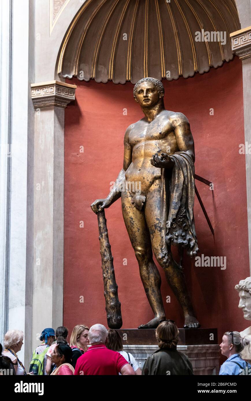 Herkules, der griechische Herakles, einer der berühmtesten legendären Helden aus dem griechischen Rom, trägt Das Goldene Vlies im Vatikanischen Museum, Rom, Italien Stockfoto