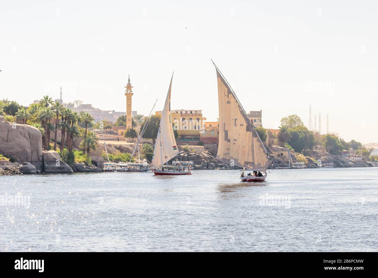 Segelboote über den Nil in Assuan, Ägypten Stockfoto