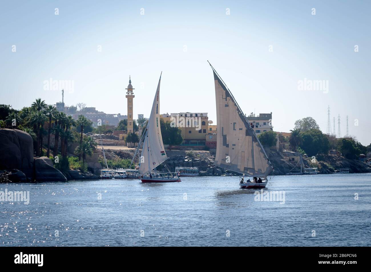 Segelboote über den Nil in Assuan, Ägypten Stockfoto