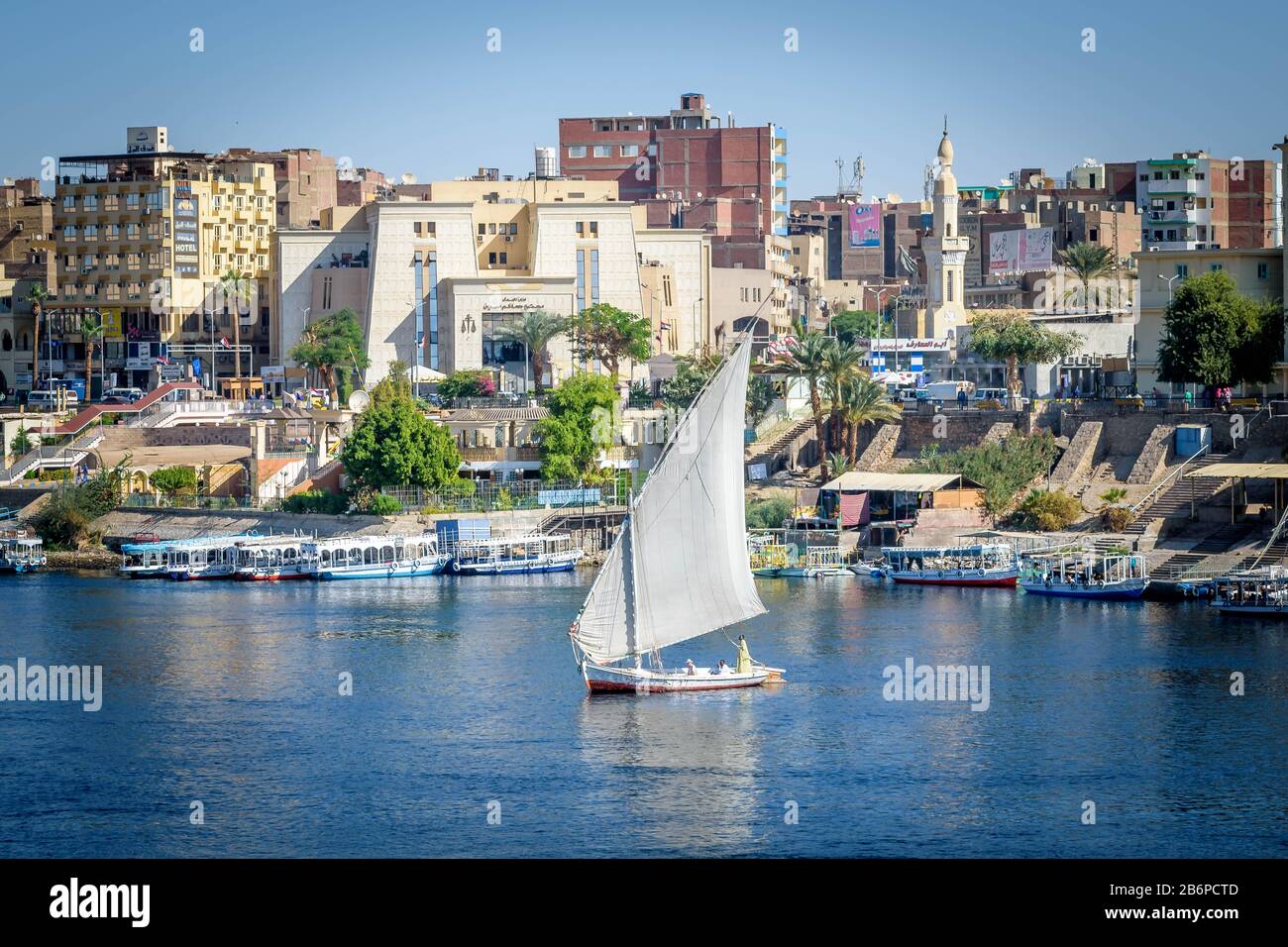 Segelboote über den Nil in Assuan, Ägypten Stockfoto