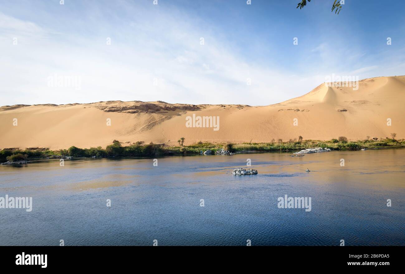 Sanddünen auf der Seite des Nils in Assuan, Ägypten Stockfoto
