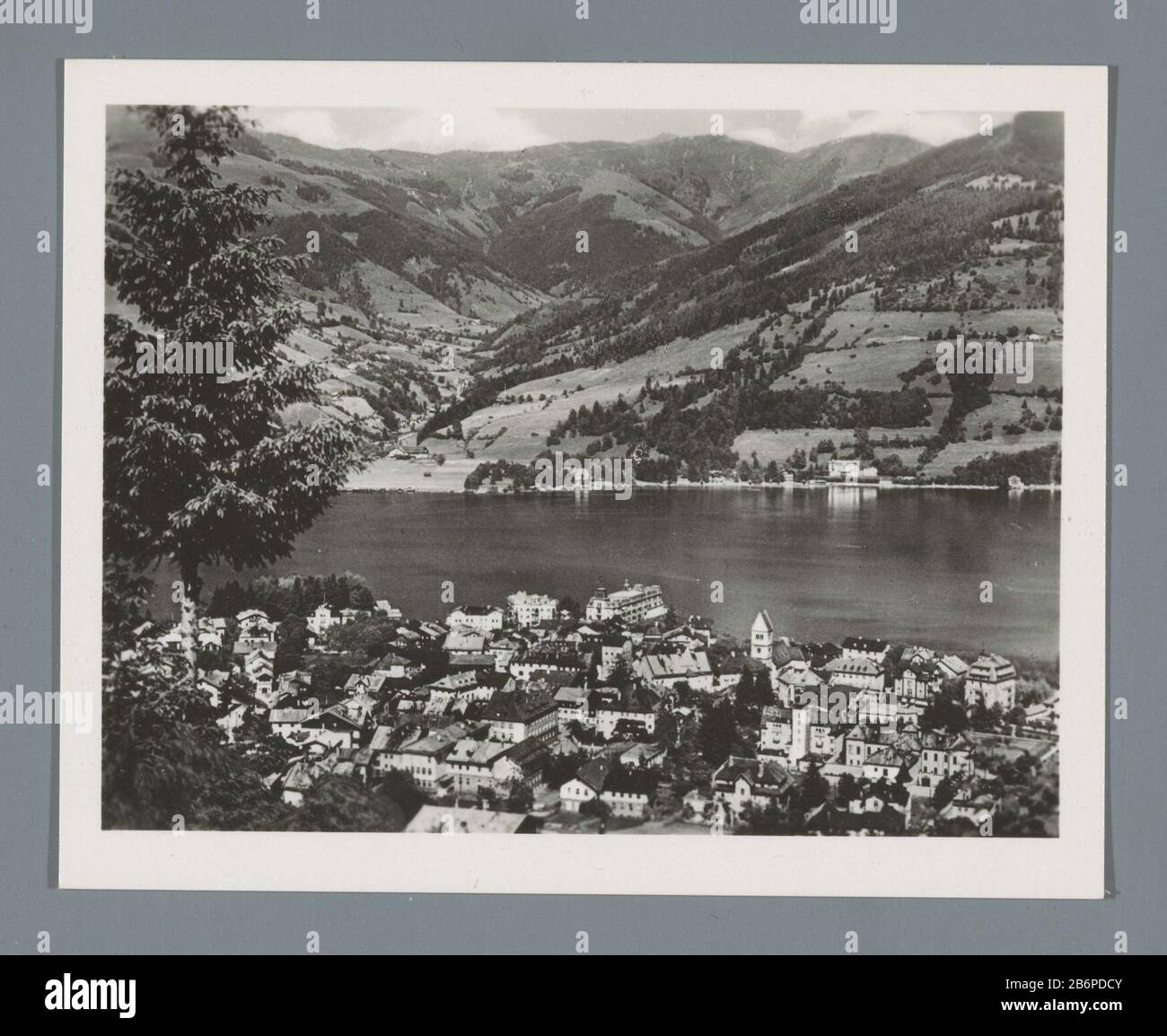 Gezicht op Zell am See en de Zeller See Gezicht op Zell am See en de Zeller See Objektart : Foto Objektnummer: RP-F-F20262 Aufschriften / Merken: Opschrift, verso, gedrunkt: "Zell am See m.d. Huntstein'number, verso, gestempelt: 26123 Hersteller : fotograaf: Anoniemuitgever: C.J.S. (Vermeld op object)Plaats herstellen: Fotograaf: Zell am Seeuitgever: Salzburg dating: CA. 1950 - ca. 1960 Physikalische Kenmerken: Ontwikkelgelatinzilverdruk Material: Fotopapier Techniek: Ontwikkelgelatinzilverdruk Abmessungen: Foto: H 62 mm × b 82 mm Betreff: Stadtauswärts en landschappen met bouwsels van mens Stockfoto