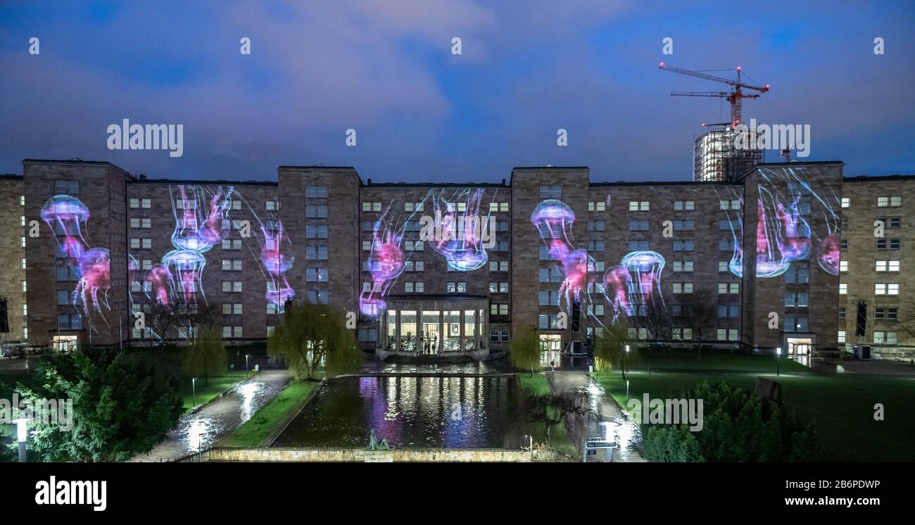 Frankfurt, Deutschland. März 2020. "Vor Dem Erlöschen" heißt die Lichtinstallation an der Fassade der Goethe-Universität, bei der die Rückseite des Gebäudes mit unterschiedlichen Szenarien beleuchtet wird. Bis zum 15. März sind zahlreiche Lichtanlagen in Frankfurt und in Offenbach-Stadt zu sehen. Credit: Dpa Picture Alliance / Alamy Live News Stockfoto