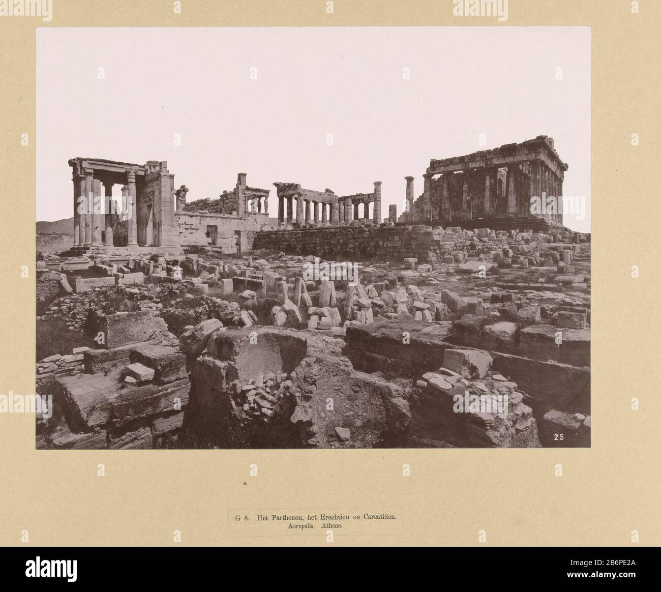 Gezicht op de Akropolis in Athene, met het Parthenon, het Ereichteium en de karyatiden Griekenland (serietitel) Das Foto ist Teil der von Richard Polak gesammelten Fotoserie über Griekenland. Hersteller : Fotograf: Anonymer Ort Herstellung: Fotograf: Griechenland Niederlande Datum: C. -03 - ca. Technische Merkmale: Fotomaterial: Fotopapier, Papierpappe Technik: Leichter Druck Abmessungen: Bild: H 220 mm × W 292 mm Stockfoto