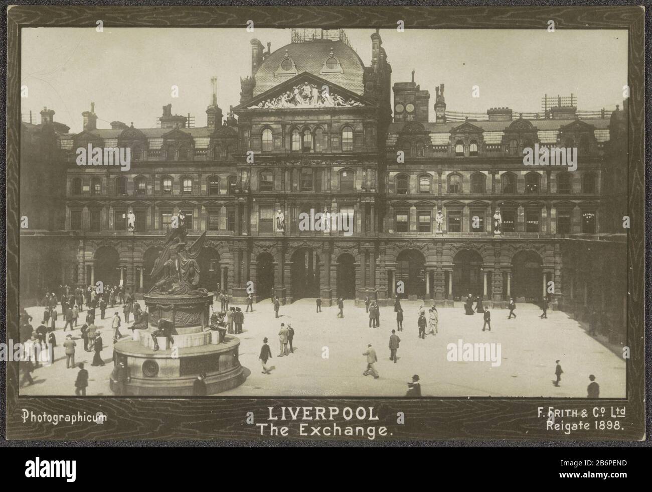 Gezicht op de Beurs van Liverpool Die Börse (titel op object) Foto gehört zu einer Serie von 28 separaten Postkarten aus England, Norwegen, Italien, Deutschland und Tyrol (Bilder RP-F00945-1 t / m RP-F00945-28). Hersteller : Fotograf: Frith & Co. (Börsennotierte Immobilie) Ort Herstellung: Liverpool Datum: 1870 - Merkmale oder 1898 Physisch: Gelatine Silber Druckmaterial: Papiertechnik: Gelatine Silber Druckabmessungen: Karte: H 98 mm × W 145 mm Betreff: Reisen; Tourismusbörse, Bours Façade (oder Haus oder Gebäude) Wo: Liverpool Stockfoto