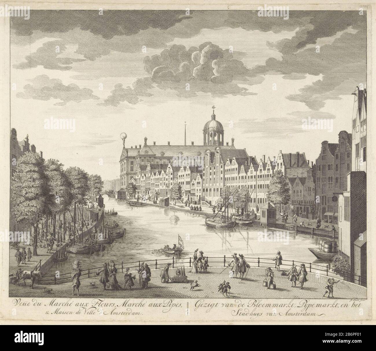 Gezicht op de Bloemmarkt en Pijpemarkt te Amsterdam Blick auf den Blumenmarkt und Den Rohrmarkt in Amsterdam. Pflanzen und Bäume werden auf Booten mit Wasser versorgt. Am Kai werden die Pflanzen in Ziertopf oder mit Wurzelball gesteckt. Kunden tragen ihre Einkäufe von Bäumen weg, EINE Frau, die eine Schubkarre voller Pflanzen nach Hause treibt. Im Hintergrund das Rathaus an der Staumauer. Unten eine Erklärung des Drucks in Französisch und Nederlands. Hersteller: Druckmaschine: Jan Smit (II) (denkmalgeschütztes Gebäude) Ort Herstellung: Amsterdam Datum: 1741 - 1748 Physische Merkmale: Ätz- und Engra-Material: Papiertechnik: Etc Stockfoto