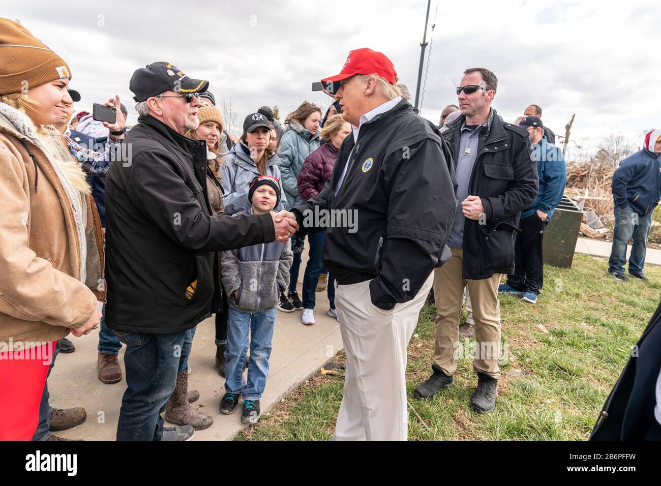 Der US-Präsident Donald Trump trifft sich mit Bewohnern, während er den Schaden eines Tornados, der am 6. März 2020 in Cookeville, Tennessee, verwüstet wurde, untersucht. Trump besuchte Nashville und Umgebung, um Tornadoschäden zu untersuchen, bei denen mehr als 24 Menschen ums Leben kamen. Stockfoto
