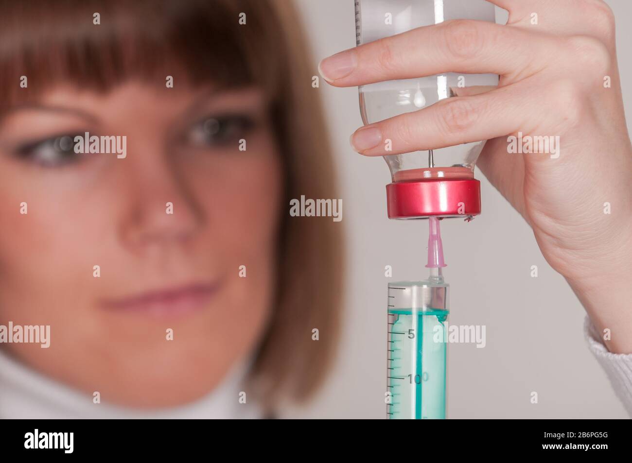 Nahaufnahme der Injektion mit der Krankenschwester Stockfoto