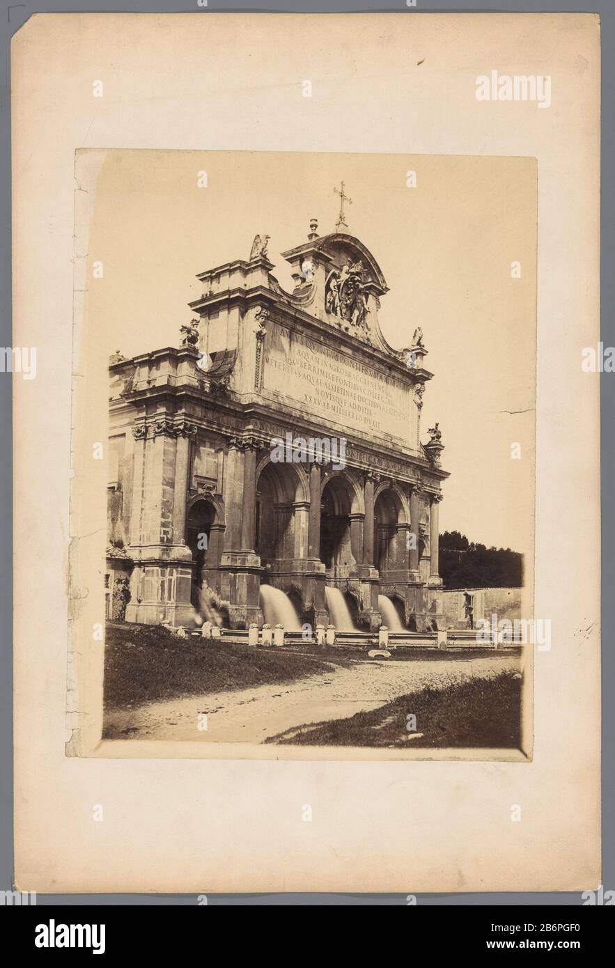 Gezicht op de Fontana dell'Acqua Paola te Rome Blick auf die Fontana dell'Acqua Paola in Rom Immobilien Typ: Fotos Artikelnummer: RP-F 00-2994 Aufschriften / Marken: Sammlermarke, Verso, gestempelt: Lugt 3937 Hersteller: Fotograf Gustave Eugène Chauffourier (zugeschrieben) Ort Herstellung: Rom Datum: CA. 1875 - ca. 1900 Material: Papiertechnik: Albumin Druckabmessungen: Foto: H 330 mm × W 254 mm Betreff: Zierbrunnen, wo Fontana dell'Acqua Paola steht Stockfoto