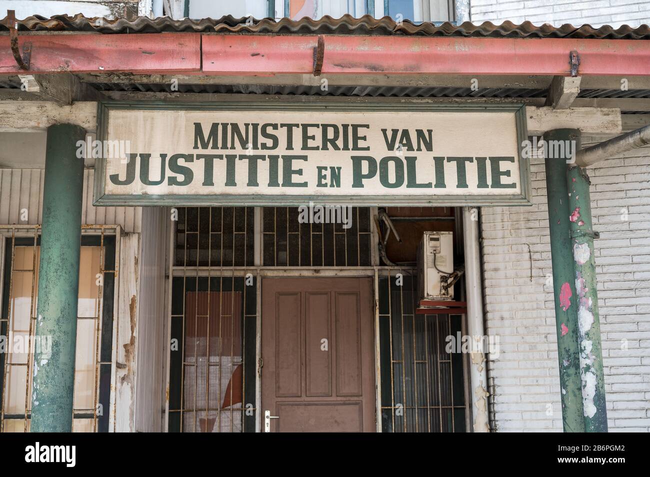 Melden Sie sich am Gebäude des Ministeriums für Justiz und Polizei in Henck Arron Street, Paramaribo, Suriname an Stockfoto