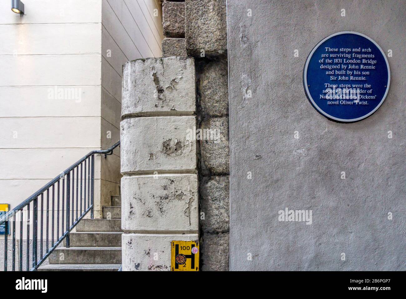 Die blaue Plakette unterhalb der London Bridge erinnert an Die Alte London Bridge und gibt an, dass angrenzende Stufen der Tatort des Mordes an Nancy in Oliver Twist waren. Stockfoto