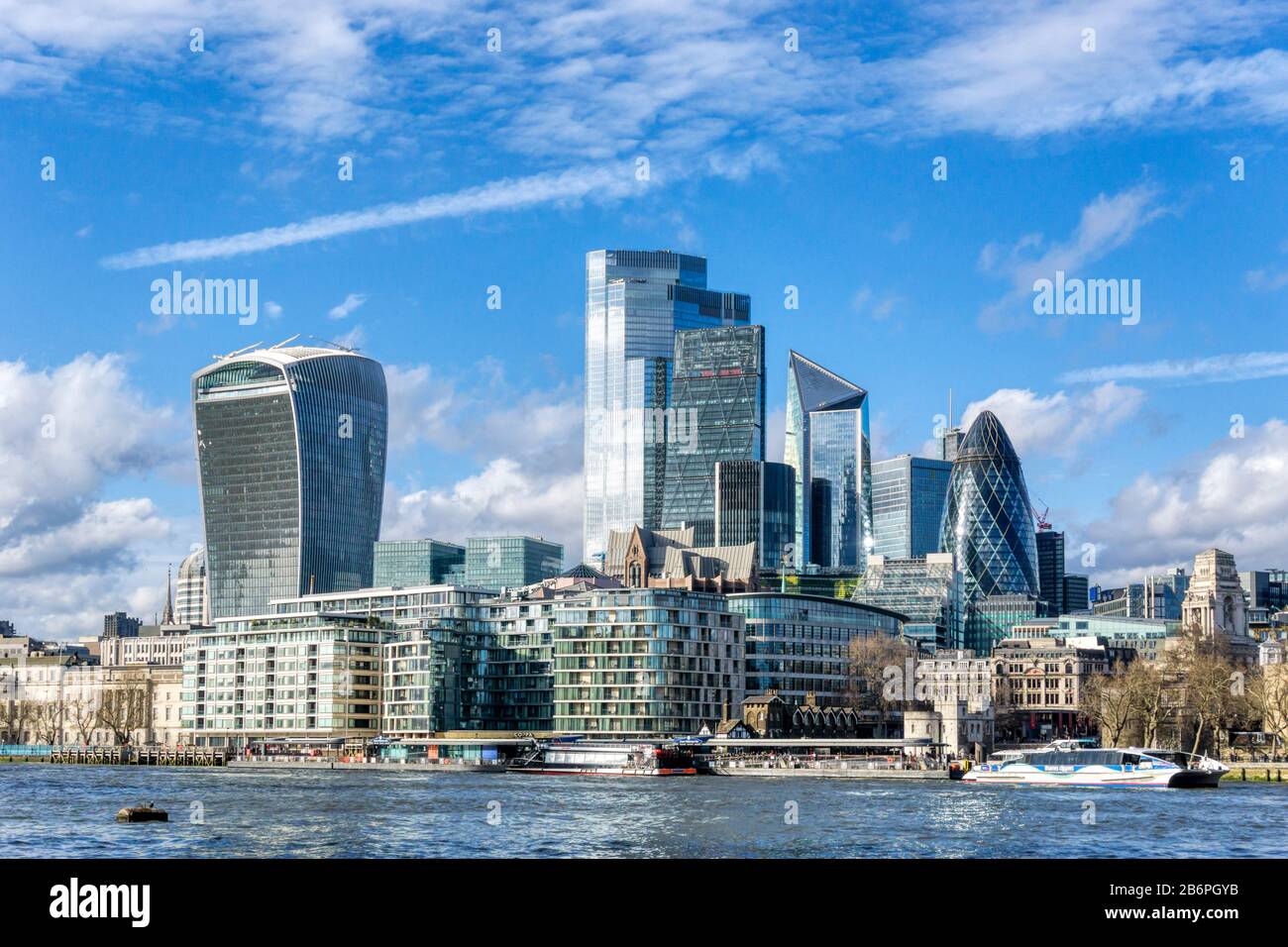 Gebäude des zentralen Geschäftsviertels der City of London, das sich über die Themse erstreckt und moderne Wolkenkratzer die Skyline überragen. Stockfoto
