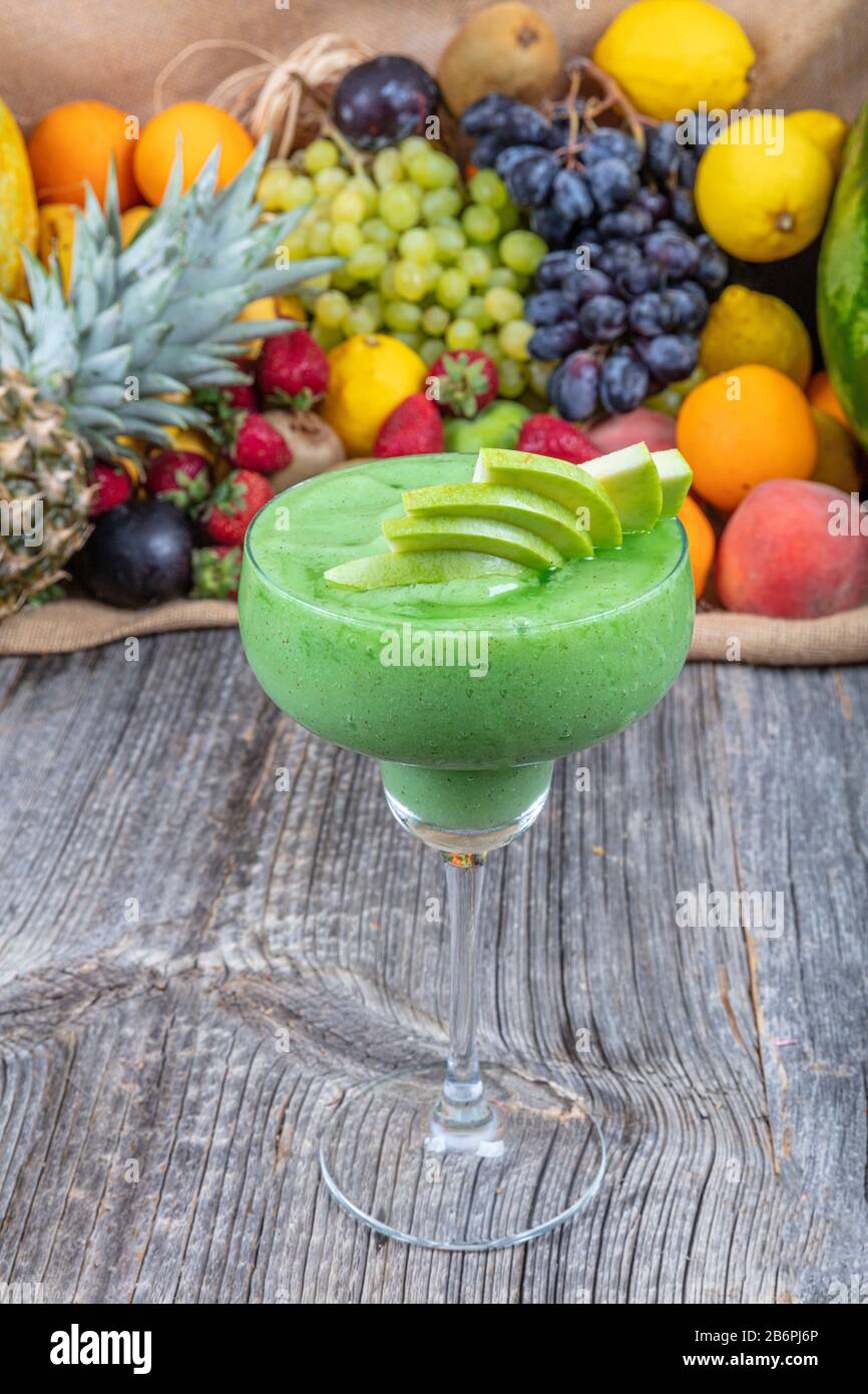 Buntes Gefrorenes Kiwi, Apfel auf gemischtem Fruchthintergrund. Stockfoto