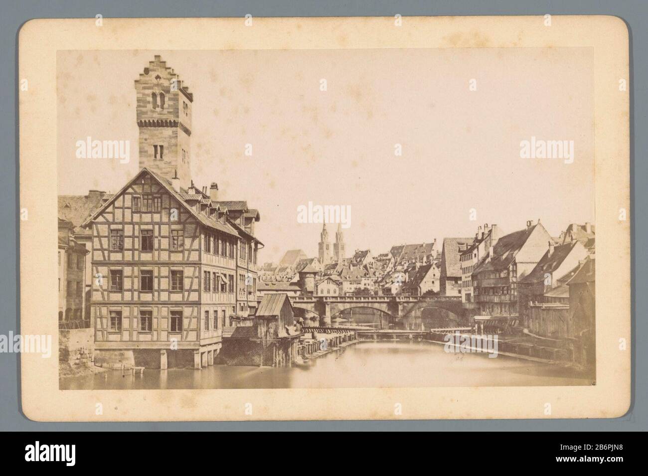 Blick auf die Maxbrücke in NeurenbergNägeleins Mühle. Maxbrücke (Titelobjekt) Nürnberg (Serienobjekt) Objekttyp: Regierungsbild Artikelnummer: RP-F20087 Aufschriften / Marken: Nummer, Verso, Stuck: "15." Hersteller: Fotograf: Anonymer Verleger: Friedrich Bruckmann (Listed Property) Ort Herstellung: Fotograf: Nürnberg Verlag: München Datum:: 1863 - 1898 Material: Pappe Papiertechnik: Albumen Druckabmessungen: Sekundäres Medium: H 113 mm × W 171 mm Betreff: Hafen wo: Nürnberg Stockfoto