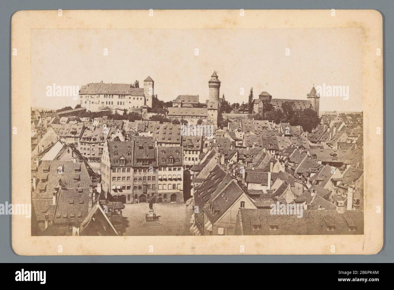 Blick auf die Nürnberg Burg und Albrecht Dürer-Platz-Burg und Albrecht Dürer Platz I (Titelobjekt) Nürnberg (Serientitel Objekt) Objekttyp: Regierungsbild Artikelnummer: RP-F20098 Aufschriften / Marken: Nummer, Verso, Stuck: '27 .' Hersteller: Fotograf: Anonymer Verleger: Friedrich Bruckmann (möglich) Ort Herstellung: Fotograf: Nürnberg Verlag: München Datum: Von: Von der Jahre: Von der Papiertechnik aus Pappe: Von den Albumen gedruckt Abmessungen: Sekundäres Medium: H 113 mm × W 171 mm Betreff: Burgdorfplatz, Ort wo: Nürnberg Stockfoto