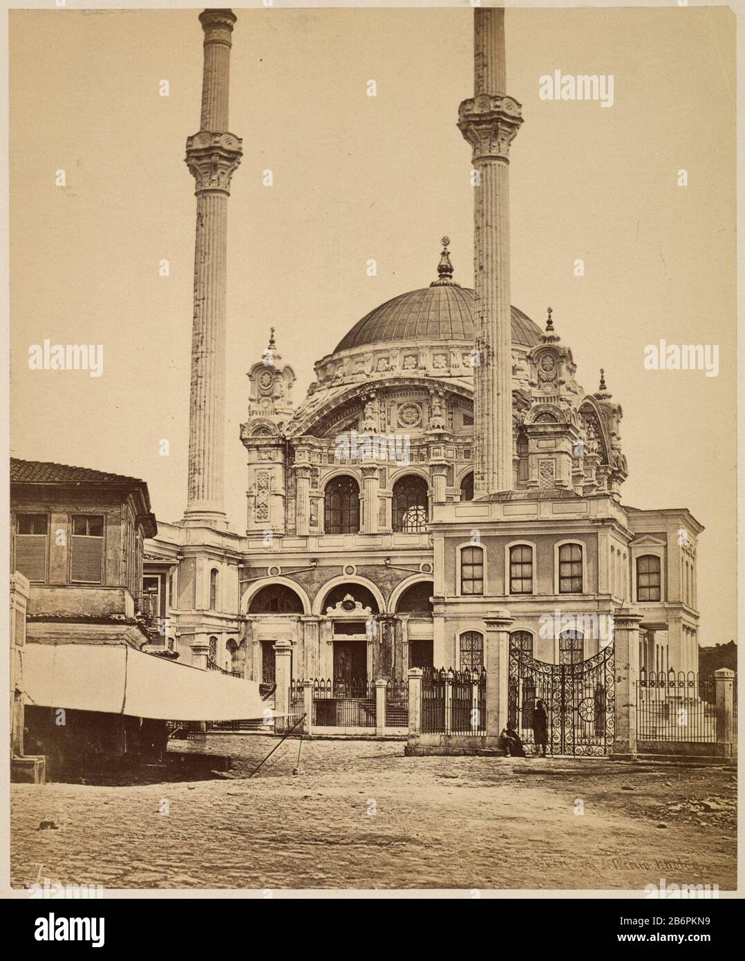 Blick auf die Ortaköy-Moschee (Ortaköy Camii), Istanbul Immobilientyp: Fotos Artikelnummer: RP-F 00-51 Aufschriften/Marken: Nummer, Rekto zusammen mit negativer '7'annotie, Rekto darunter, gedruckt zusammen mit negativer 'onleesbaar'opschrift, verso, schrieb:' gebaut 1853-54, Bogen Nikoghos entlang des Ortojan-Bezirks. Osmanischer Neobarock.' Hersteller : Fotograf: Robertson & Beato (denkmalgeschütztes Gebäude) Fotograf: James Robertson Fotograf: Felice BeatoPlaats Herstellung: Istanboel dating: Nach dem Jahr 1856 - Eigenschaften von 185.05 Physisch: Albumin drucken auf Stockfoto