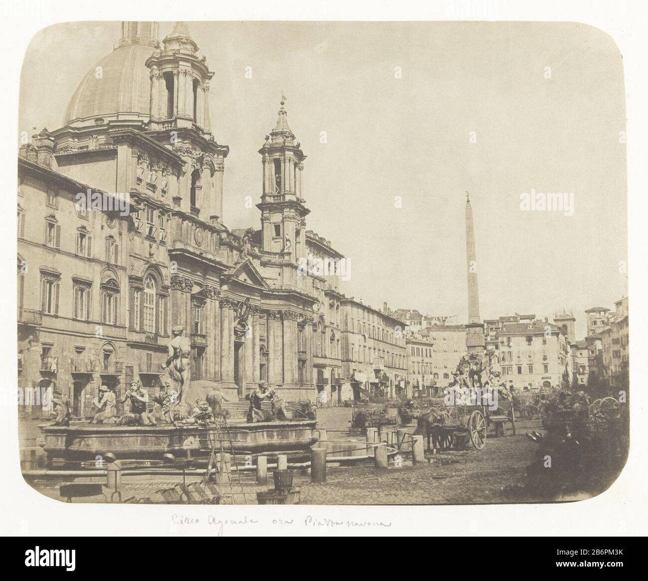 Gezicht op de Piazza Navona in Rom die San Agnese in Agone und die Fontana del Moro vor Ort Hersteller: Fotograf: Giacomo Caneva (börsennotiertes Objekt) Ort Herstellung: Italien Datum: 1850 Physische Merkmale: Salzdruck aus Papier negative Spirituspapier auf Kstyon-Material: Papierkartontechnik: Salzdruck Abmessungen: Foto: H 213 mm × W 270 mmblad: H 316 mm × W 477 mmOnderwerp Stockfoto