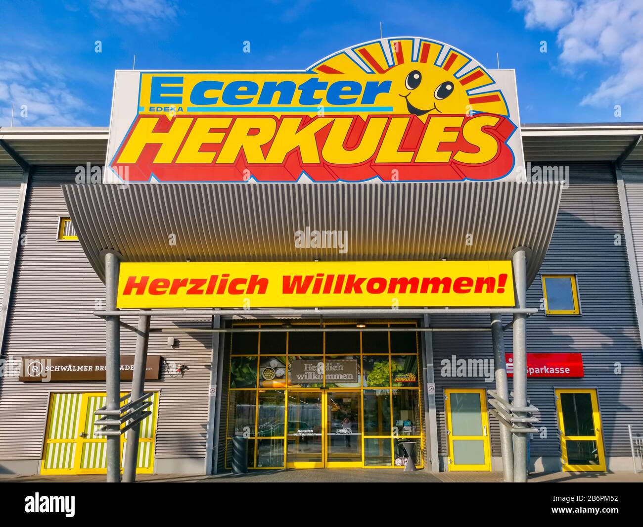 Gießen, DEUTSCHLAND - 2019-08-01 - EDEKA HERCULES CENTRE Schild am Eingang eines Supermarktes. Die Edeka-Gruppe ist der größte deutsche Supermarktkonzern Stockfoto
