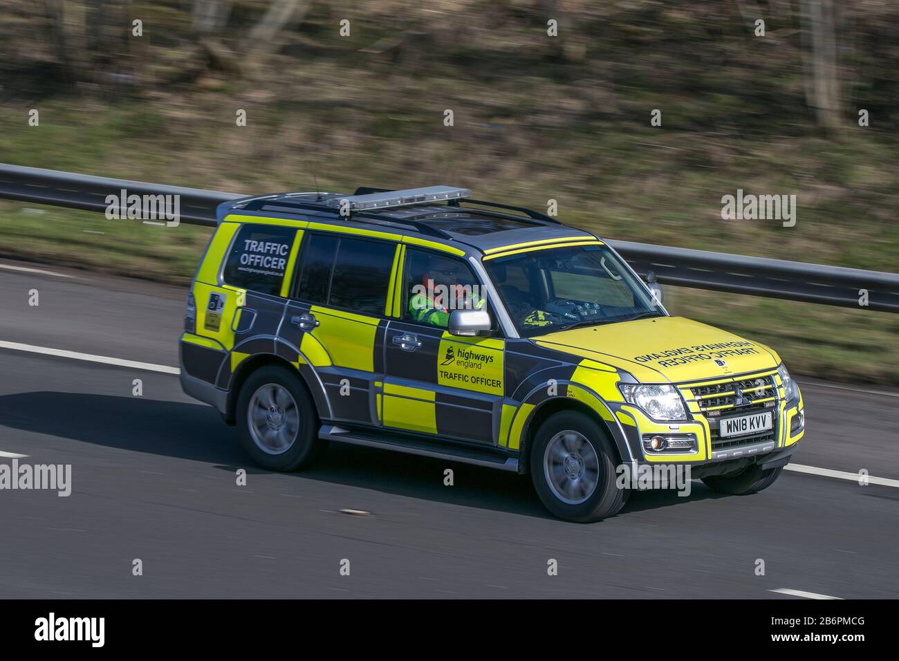 Ein Highways Agency Verkehr Offizier in einem Mitsubishi Shogun patrouillieren die Autobahn M6 Stockfoto