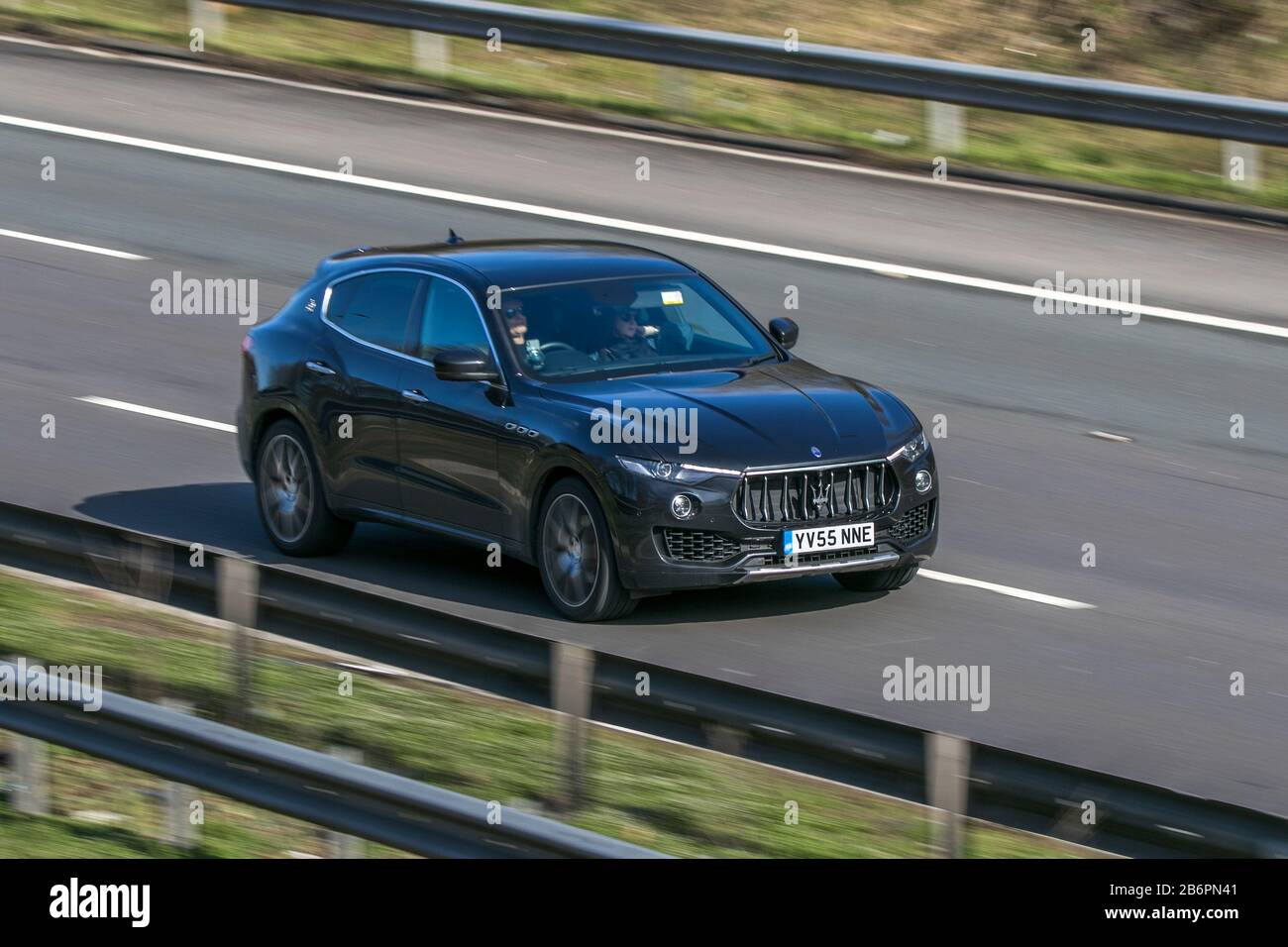 YV55NNE Maserati Levante D V6 Auto Black Car Diesel Fahren auf der Autobahn M6 in der Nähe von Preston in Lancashire, Großbritannien Stockfoto