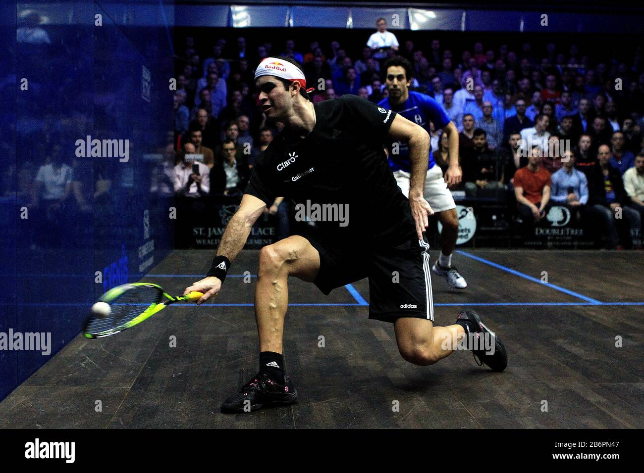 London, Großbritannien. März 2020. Diego Elias von Peru (L) im Einsatz gegen Tarek Momen aus Ägypten (R). St. James's Place Canary Wharf Classic 2020 Squash, Tag 4 im East Wintergarden in Canary Wharf, London am Mittwoch, 11. März 2020, Foto von Steffan Bowen/Andrew Orchard Sportfotografie/Alamy Live News Credit: Andrew Orchard Sportfotografie/Alamy Live News Stockfoto