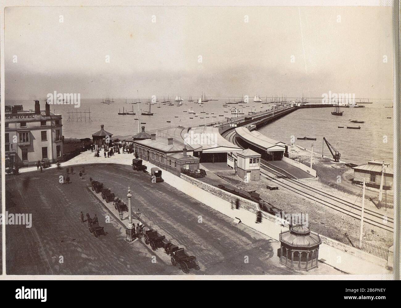 Gezicht op de Ryde Pier op het Isle of Wight Ryde Pier (titel op object) Pier geleden bij de stad Ryde. OP de voorgrond wachtende koetsiers, rechts tramrails. OP de achtergrond zeilschepen en boten voor anker. Onderdeel van Reisalbum Europese steden, vermoedelijk Tweeds. Hersteller : fotograaf: AnoniemPlaats Herstellung: Ryde dating: 1878 - 1890 Physikalisches Kenmerken: Albuminedruk Material: Fotopapier Techniek: Albuminedruk Abmessungen: H 140 mm × b 200 mm Betreff: Pier, Wharfküstenbauten (+ Landschaft mit Figuren, Staffage)Straßenbahn, vierrädriges Fahrzeug, z. B.: Gezogenes Tier Stockfoto