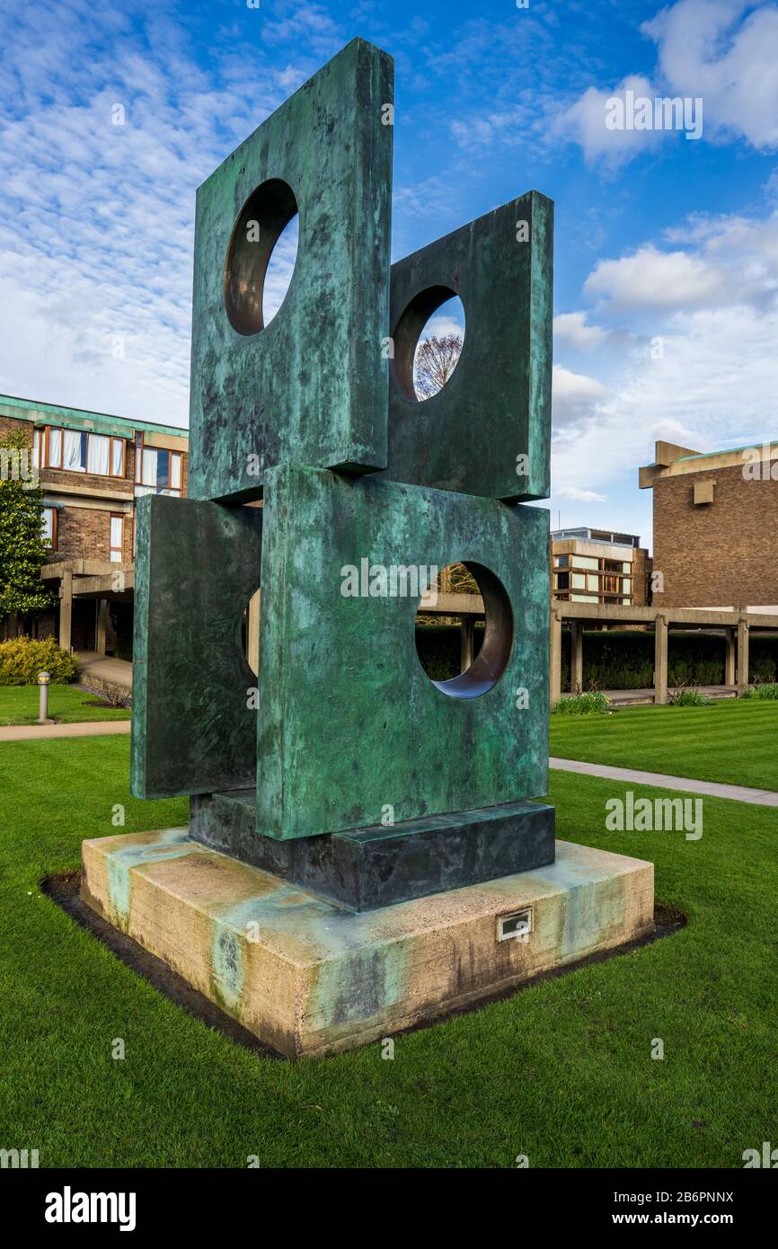 Barbara Hepworth Sculpture Four Square (Walk Through) 1966 auf dem Gelände der Churchill College University of Cambridge. Barbara Hepworth Cambridge. Stockfoto