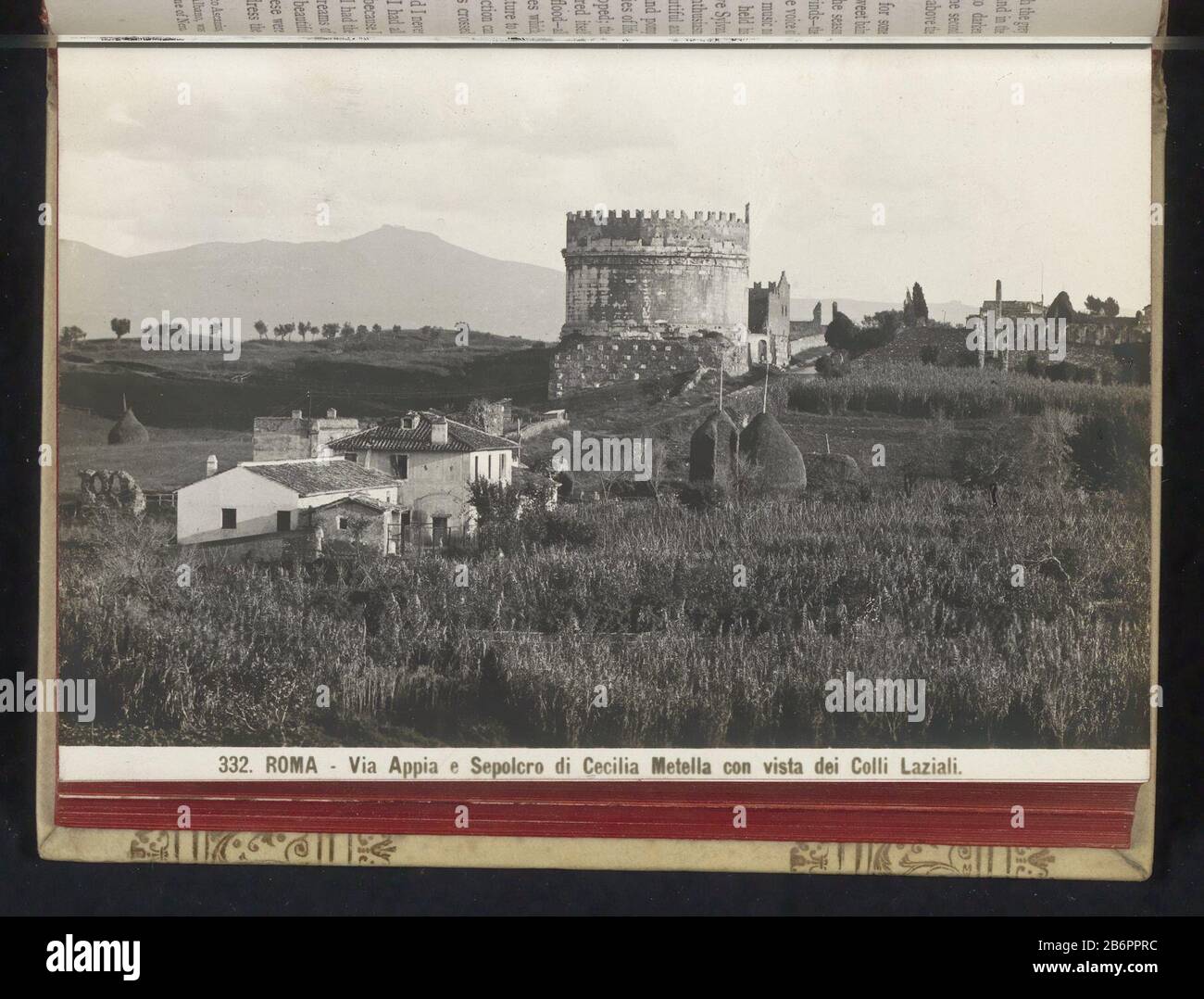 Gezicht op de Tombe van Caecilia Metella aan de Via Appia te Rome Roma - Via Appia e Sepolcro di Cecilia Metella con vista dei Colli Laziali (titel op object) Blick auf das Grab von Cecilia Metella an der Via Appia in Rom - Via Appia e Sepolcro di Cecilia Metella con vista dei Colli Laziali (Titelobjekt) Objektart: Fotoseite Artikelnummer: RP-F-2001- 7-642-9 Aufschriften/Marken: Nummer, Nachschrift, gedruckt: "332." Hersteller: Fotograf: Anonyme Ortsherstellung: Lazio-dating: CA. - ca. Material: Papiertechnik: Gelatine Silber Druckabmessungen: Foto: H 105 mm × W 154 mm Stockfoto